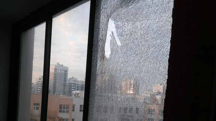 У жителя Академического расстреляли балкон на третьем этаже