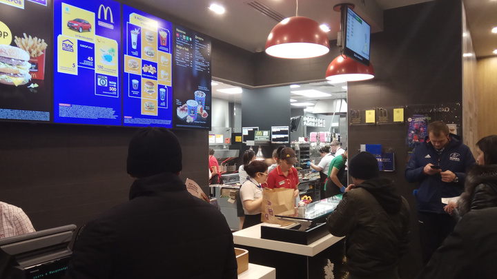 За первые два часа работы McDonald's в Красноярске около 100 человек сделали заказы