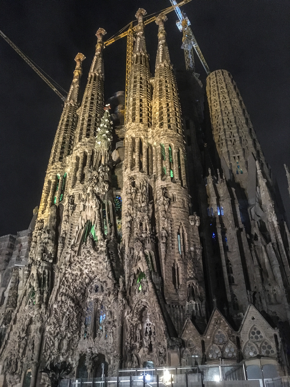 Наша первая цель: храм Sagrada Familia начали строить в 1882 году, а закончат, предположительно, в 2026 году, через сто лет после смерти Антонио Гауди Наша первая цель: храм Sagrada Familia начали строить в 1882 году, а закончат, предположительно, в 2026 году, через сто лет после смерти Антонио Гауди