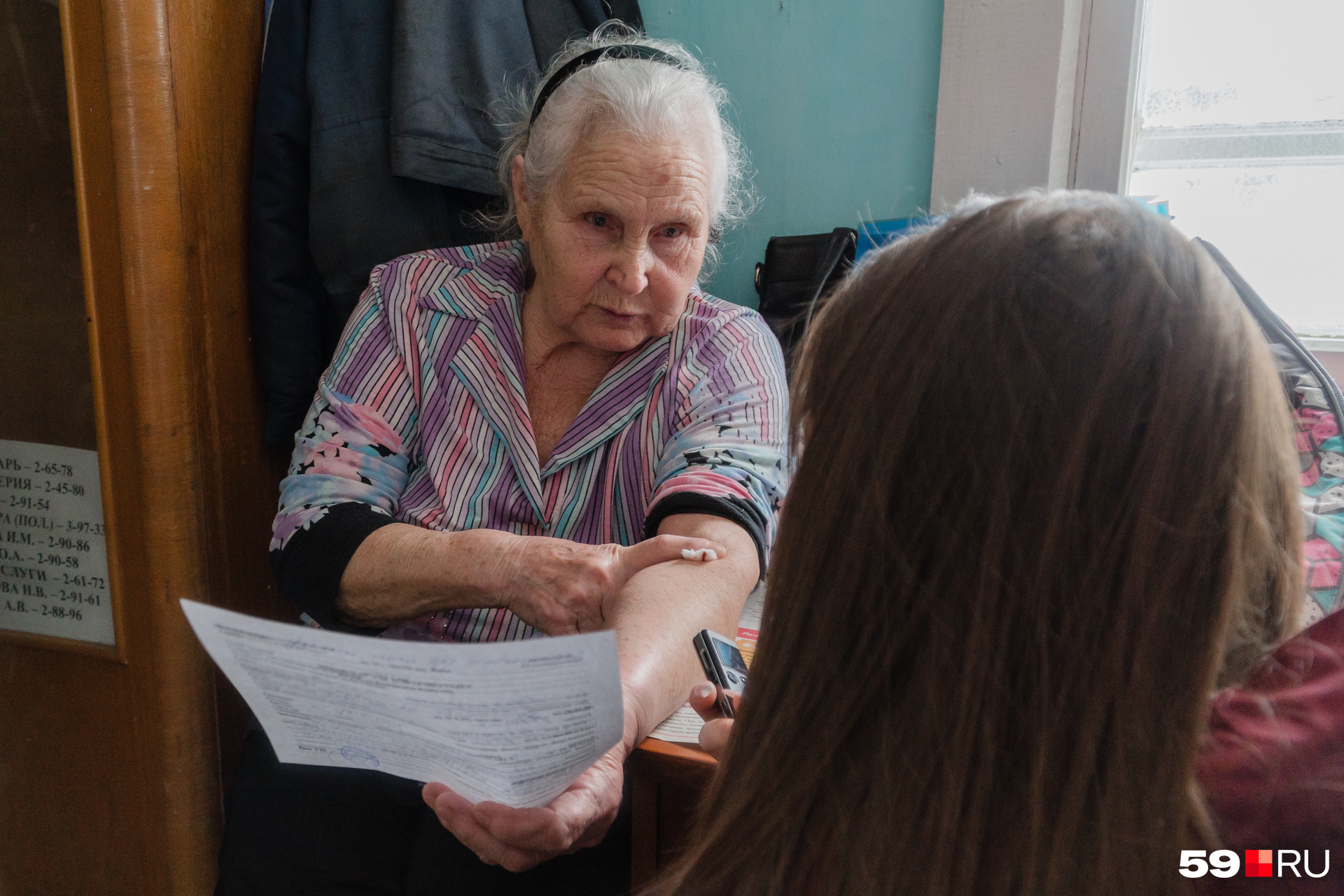 Мария Шаймухаметова в свои 84 года ухаживает за домом сама