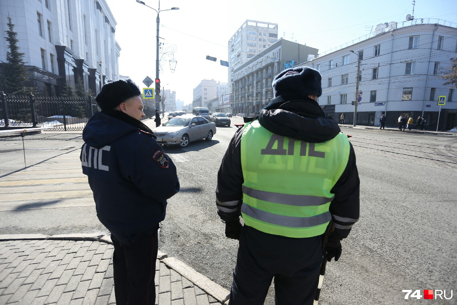 Сотрудники ГИБДД на Цвиллинга и проспекте Ленина готовятся перекрывать дорогу для кортежа врио губернатора