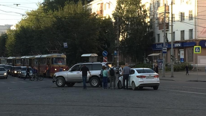 В Екатеринбурге на Ленина в сторону УПИ встали трамваи из-за аварии с двумя легковушками