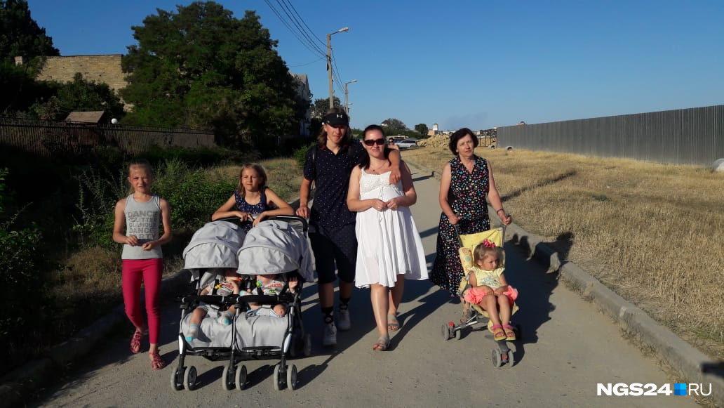 Летом семья живёт за городом. В прошлом году семья из 11 человек уехала отдыхать на море. Летом семья живёт за городом. В прошлом году семья из 11 человек уехала отдыхать на море.