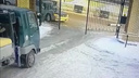 Чудесное спасение водителя в Новосибирске попало на видео: еще бы секунда, и его придавило кирпичами