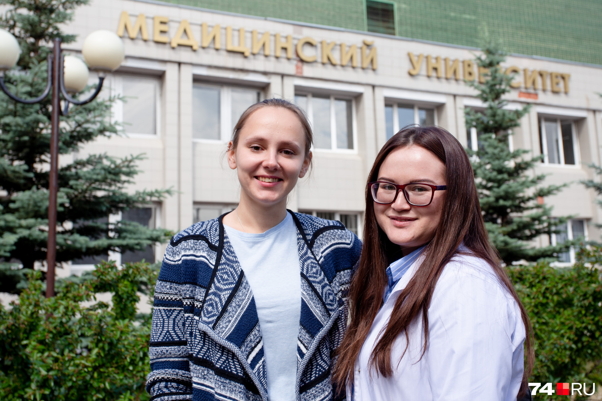 Выпускницы медуниверситета Гуля (справа) и Алёна не спешат выходить на работу в поликлинику