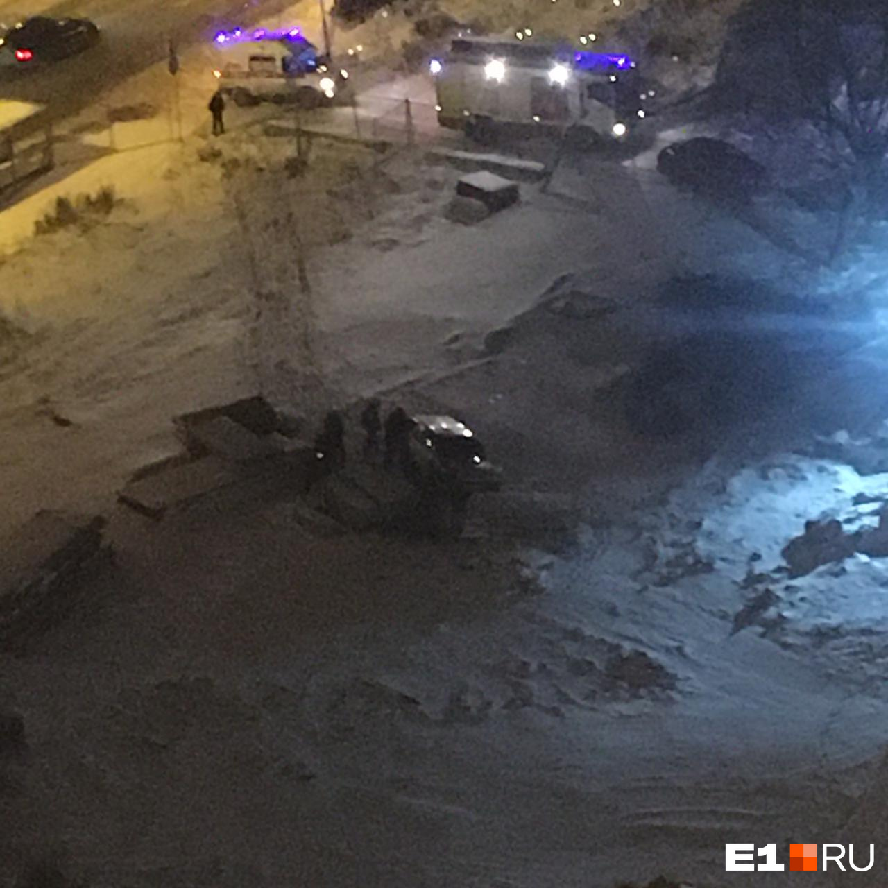 Судя по следам на снегу, водитель иномарки не вписался в поворот Судя по следам на снегу, водитель иномарки не вписался в поворот