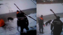 Укусила спасателя: в Ярославле вытащили из воды собаку, провалившуюся под тонкий лёд