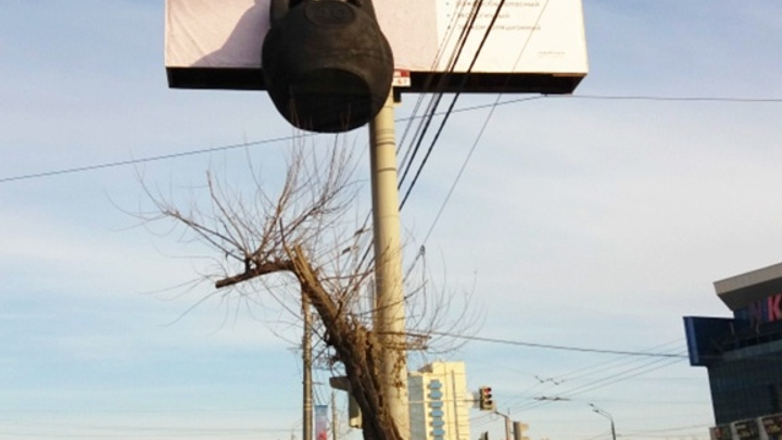 Гиря, повисшая на рекламном щите: громадина над проезжей частью всполошила челябинцев