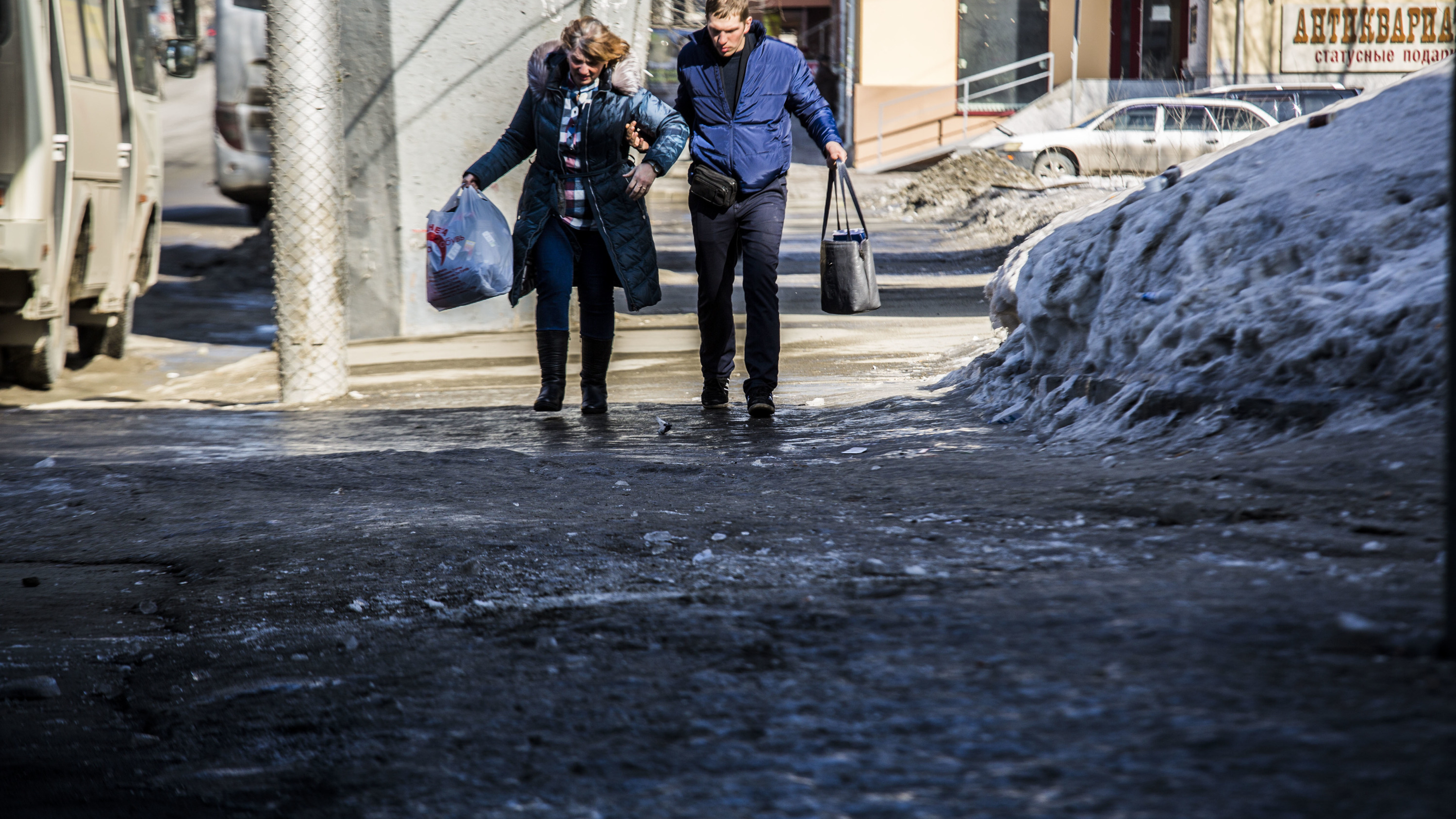 Свежие новости новосибирск сегодня нгс. Ледяные тротуары фото. Убирать лед у дома с дороги.