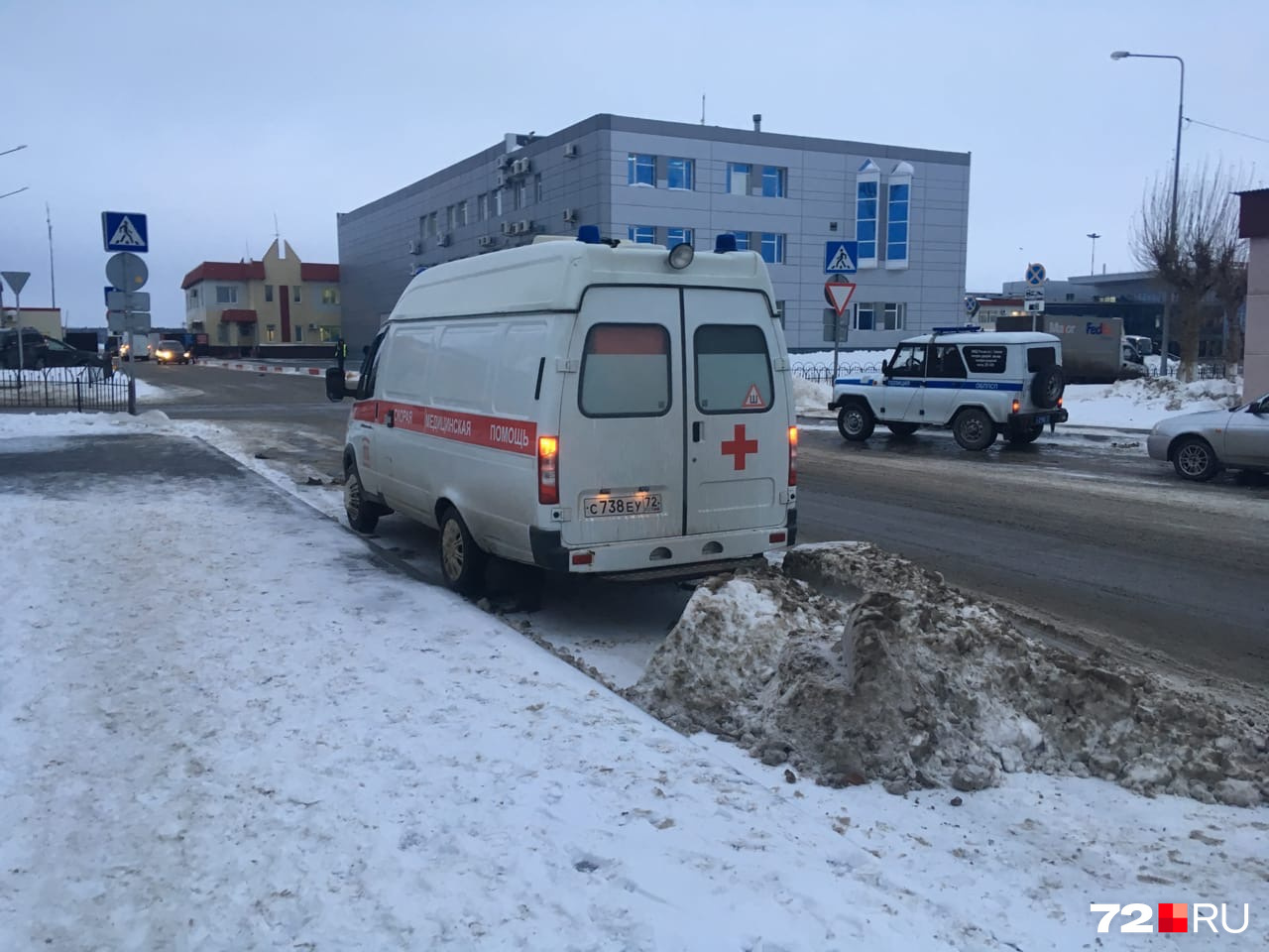 На месте дежурят медики и полицейские На месте дежурят медики и полицейские