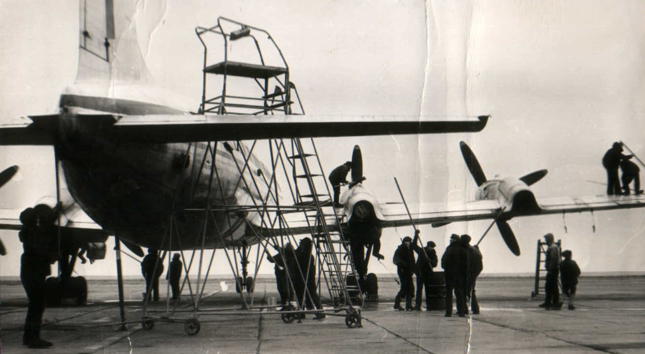 Первый вылет по рейсу Свердловск — Челябинск — Магнитогорск был совершён в 1930 году, но на нынешнее место аэропорт перебрался в 1953-м