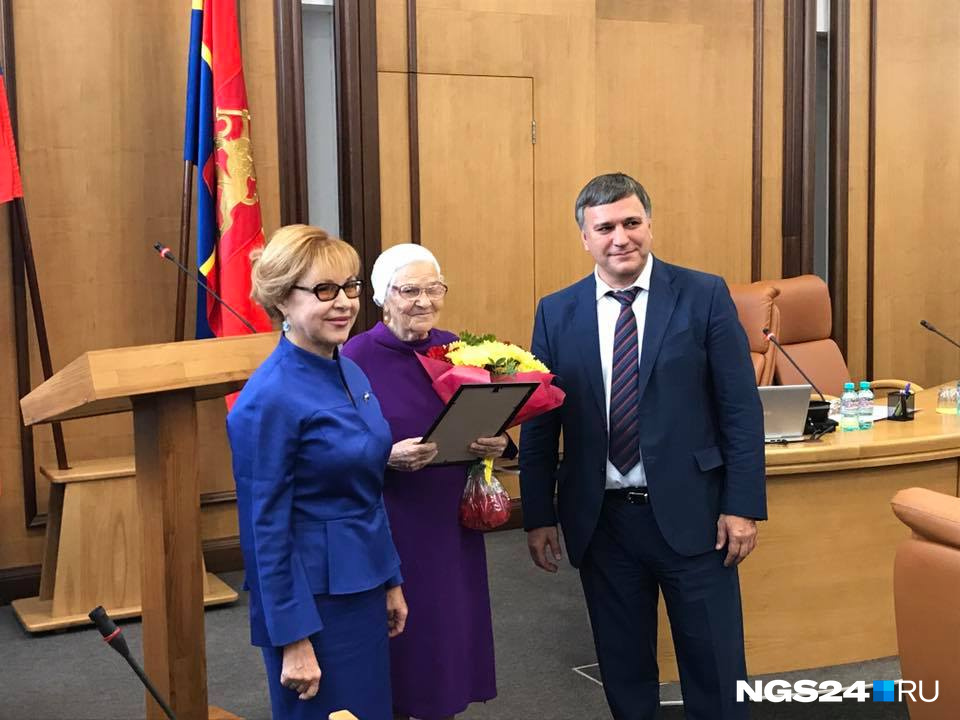 Награждение бабы Лены. Фото Владимира Владимирова Награждение бабы Лены. Фото Владимира Владимирова