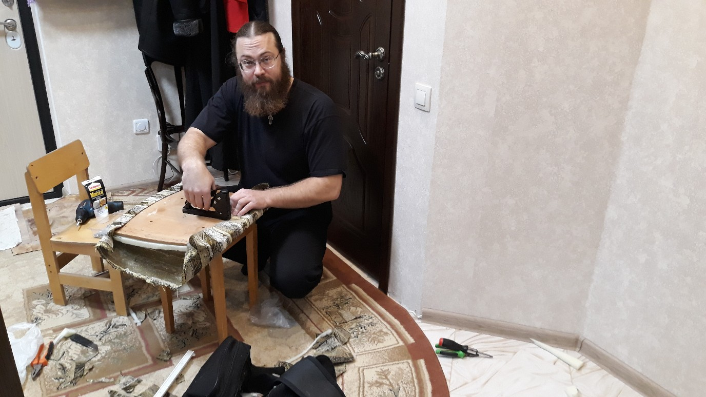 В свободное от службы время Николай подрабатывает мастером на час В свободное от службы время Николай подрабатывает мастером на час