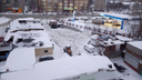 Трактор вывез снег с парковки на дорогу — на видео попало, как он прятался от коммунальщиков