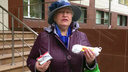 На хлеб с молоком не хватило: пенсионерка подарила министру мыло, верёвку, спички и соль