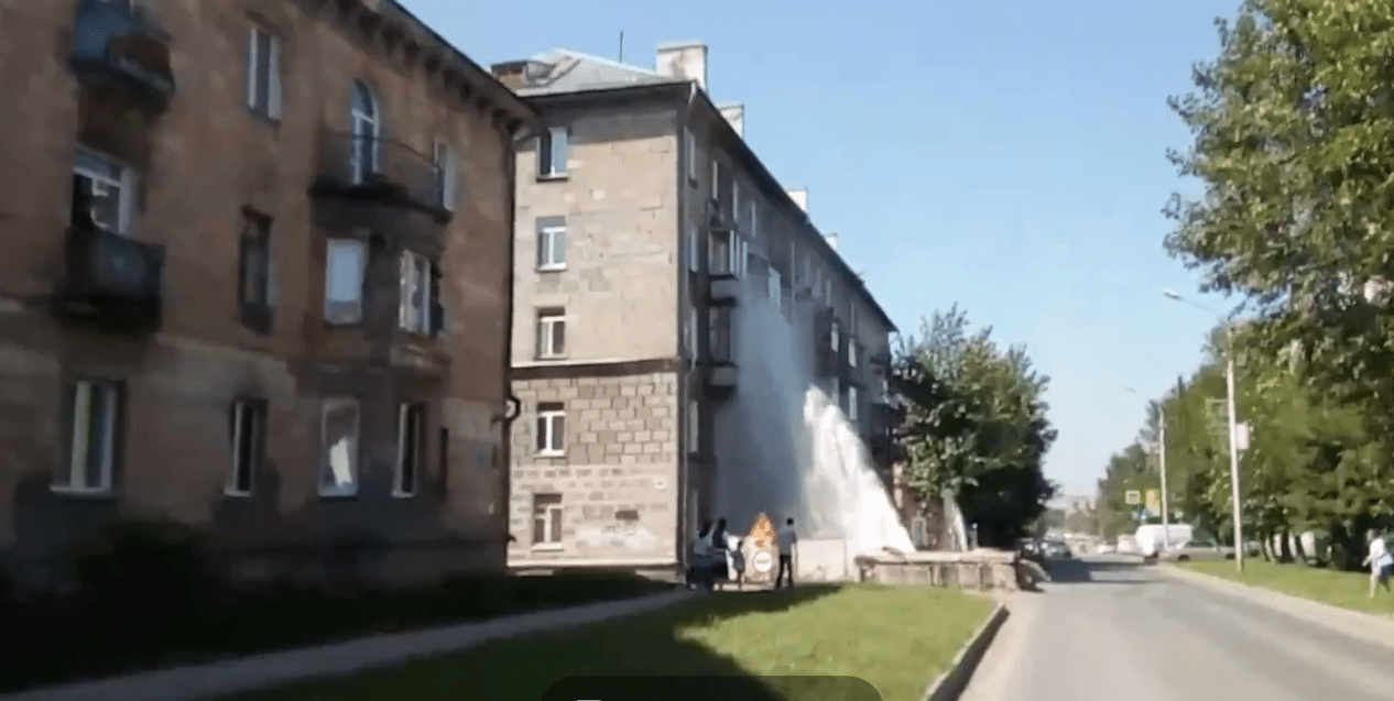 Очевидцы сообщили о фонтане 