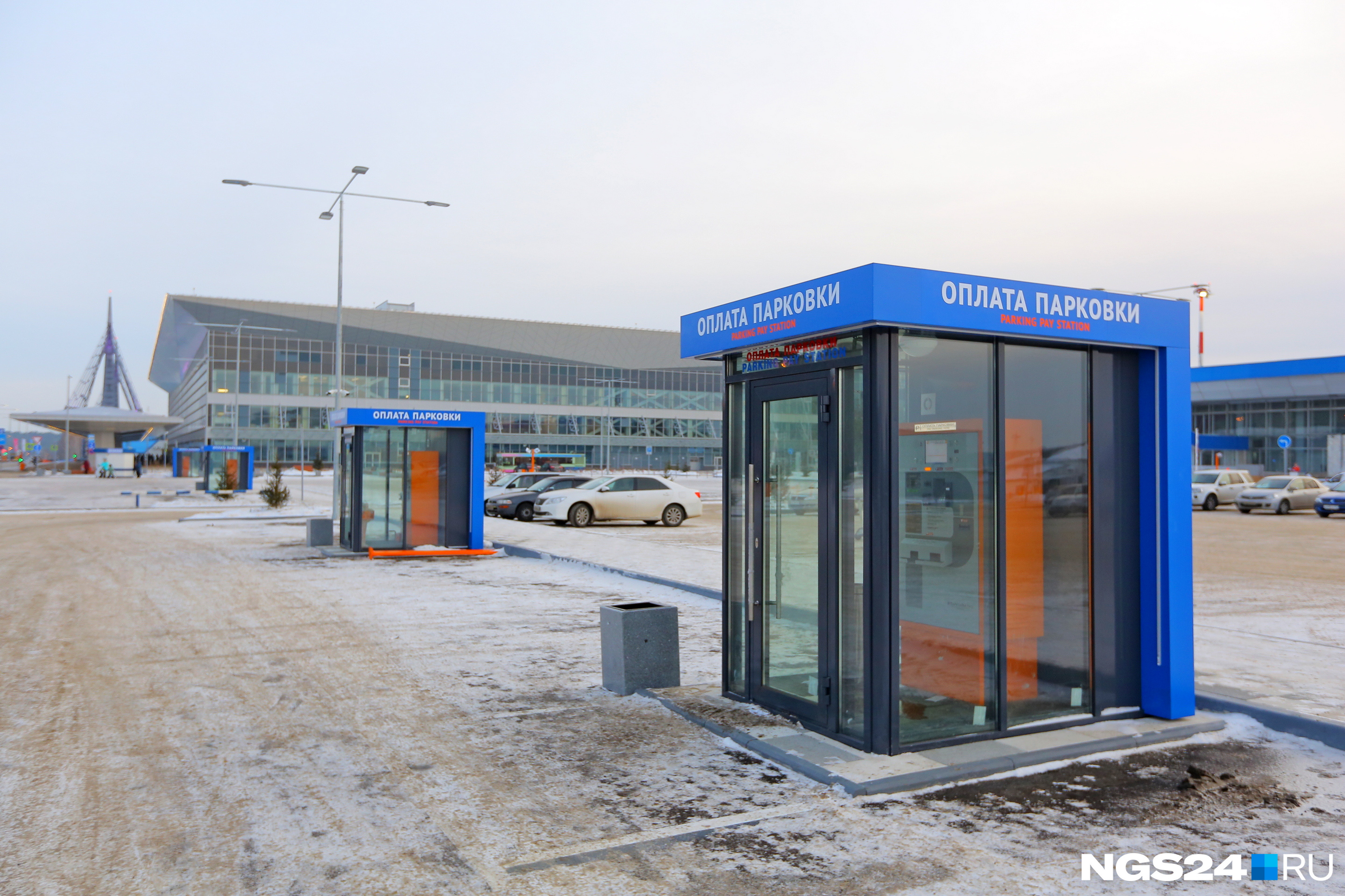 Стоянка красноярск. Парковка аэропорт Красноярск. Стоянка аэропорта г.Красноярска. Аэропорт Красноярск платная парковка. Стоянка в Емельяново.