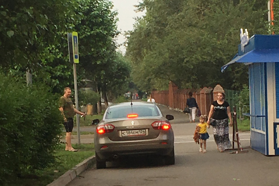Такое чувство, что попал в страну невыученных уроков: пешеходы пропускают водителя на тротуаре