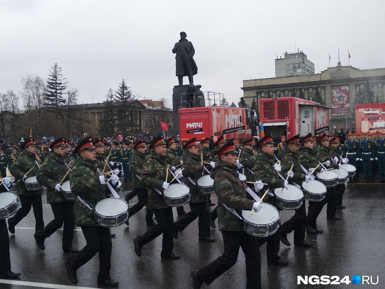 Военные музыканты торжественно зашли на площадь