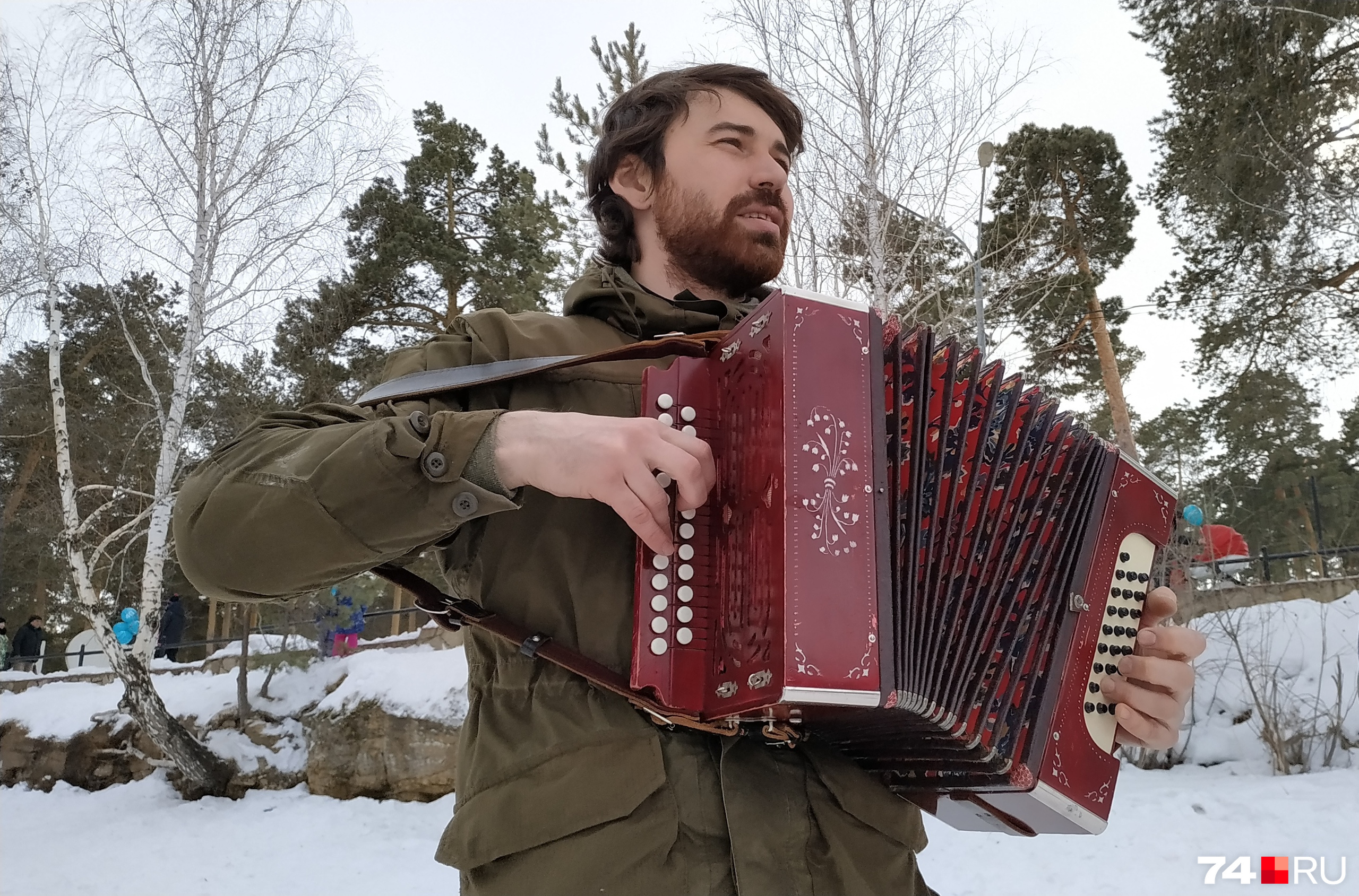 Бои идут под аккомпанемент мужчины с гармошкой Бои идут под аккомпанемент мужчины с гармошкой