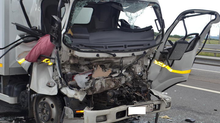 Кабина смялась вовнутрь: на трассе в Башкирии произошло ДТП, пострадал водитель грузовика
