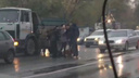«Ждут скорую»: на Копейском шоссе челябинка попала под грузовик