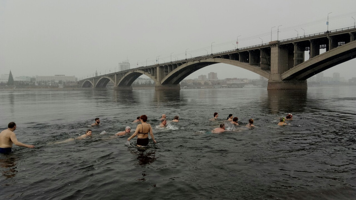 «Теперь я могу считаться русским моржом?»: иностранцы искупались в ледяном Енисее
