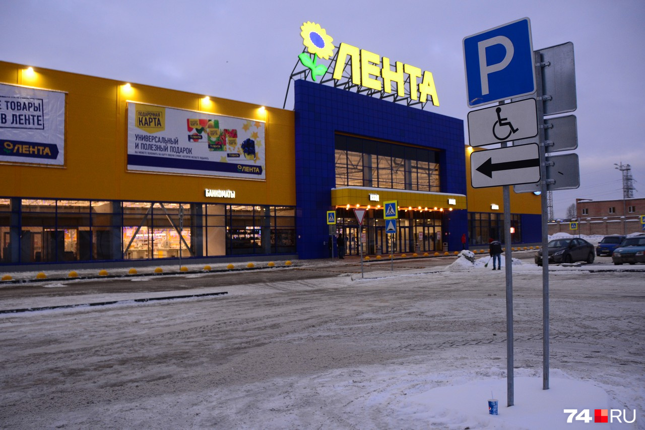 Комбинация знаков у торгового комплекса «Лента» на Кашириных: она распространяет зону для стоянки инвалидов до края парковки