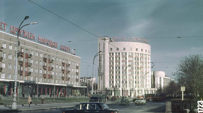 На жилом доме рядом с гостиницей «Исеть» — «Пусть крепнет дружба народов СССР»