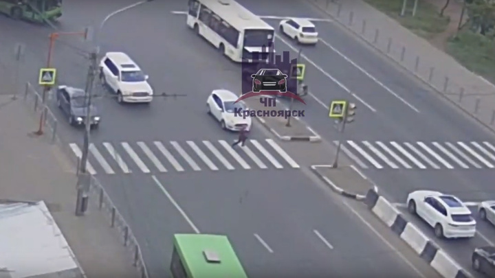 Видео: выбежавший под колёса пешеход выжил после страшного падения