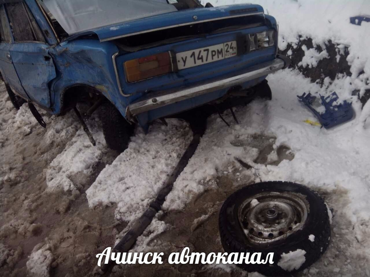 У отечественного авто оторвало задний мост и отлетели колеса У отечественного авто оторвало задний мост и отлетели колеса