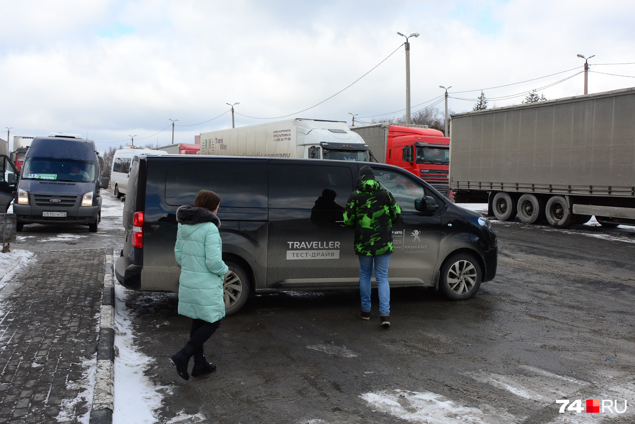 Длина кузова в 5,3 метра делает его одним из самых крупных легковых автомобилей на рынке: формально Traveller относился к классу LCV — лёгкий коммерческий транспорт Длина кузова в 5,3 метра делает его одним из самых крупных легковых автомобилей на рынке: формально Traveller относился к классу LCV — лёгкий коммерческий транспорт