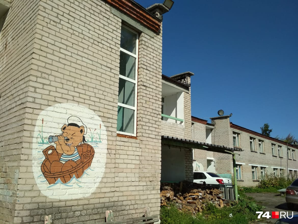 Часть корпусов детского лагеря пока используют для вахтовых работников Часть корпусов детского лагеря пока используют для вахтовых работников