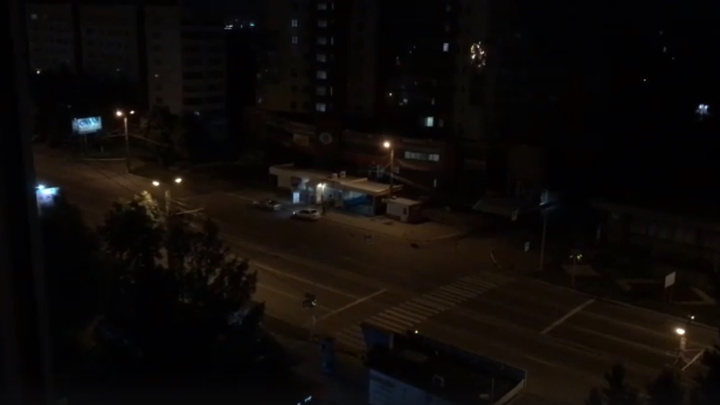 «Пьяные по дворам»: ночью на челябинском проспекте компания устроила оглушительную дискотеку