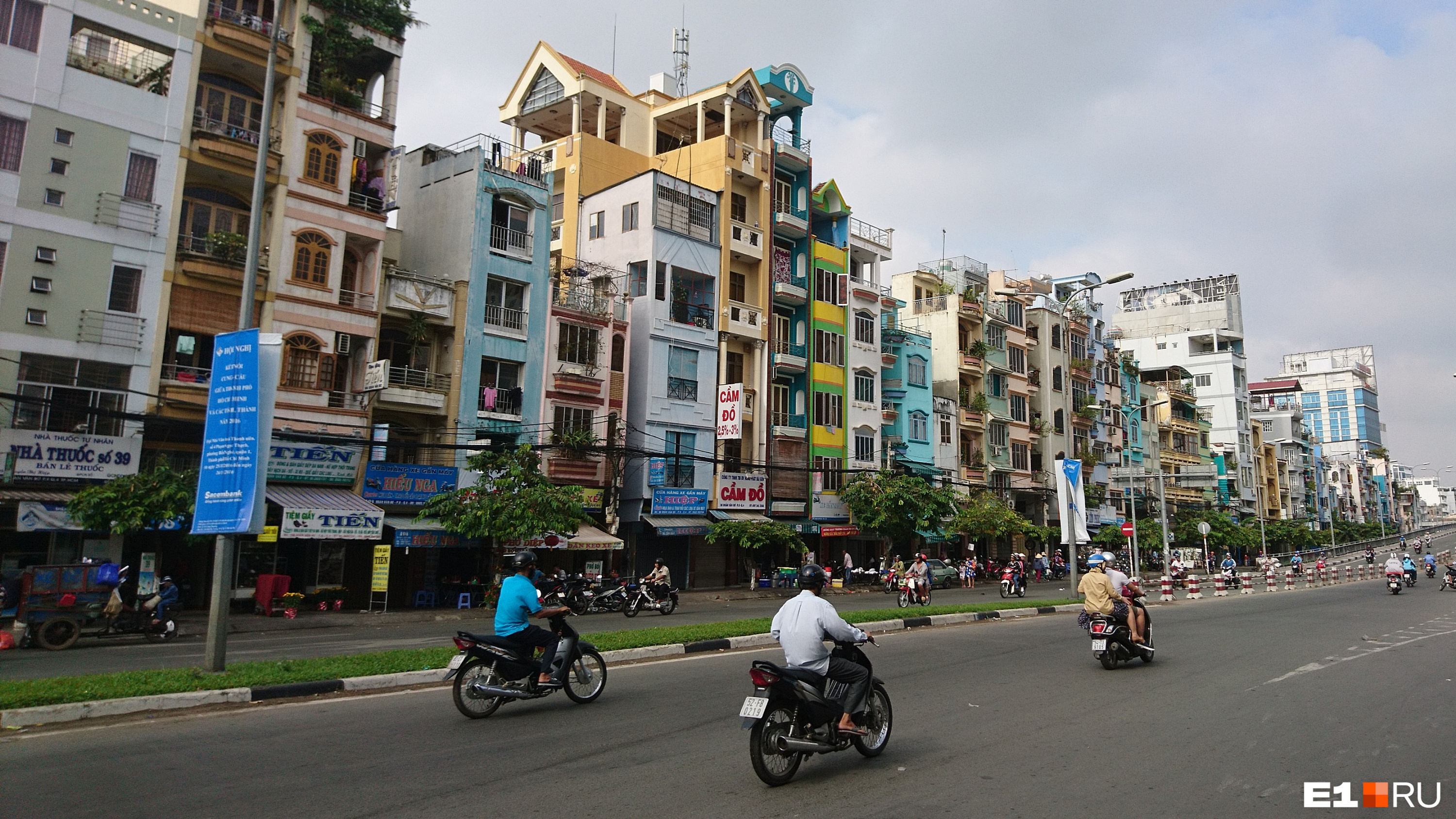 В Азии часто попадается удивительный архитектурный коктейль, способный загнать большинство урбанистов в кому