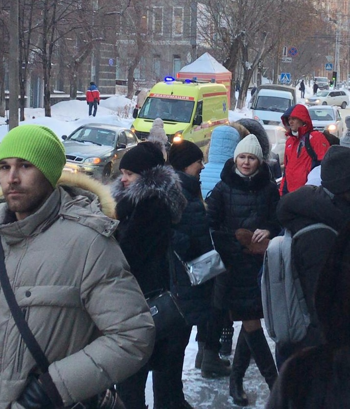 Новости новосибирск сегодня последние события. В Новосибирске эвакуируют школы. Эвакуировали 168 школу Новосибирска. Новосибирск 2011 год бомба в школе. Новосибирск эвакуированные люди.