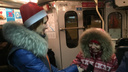 Новосибирские кондукторы надели красные колпачки в честь Нового года