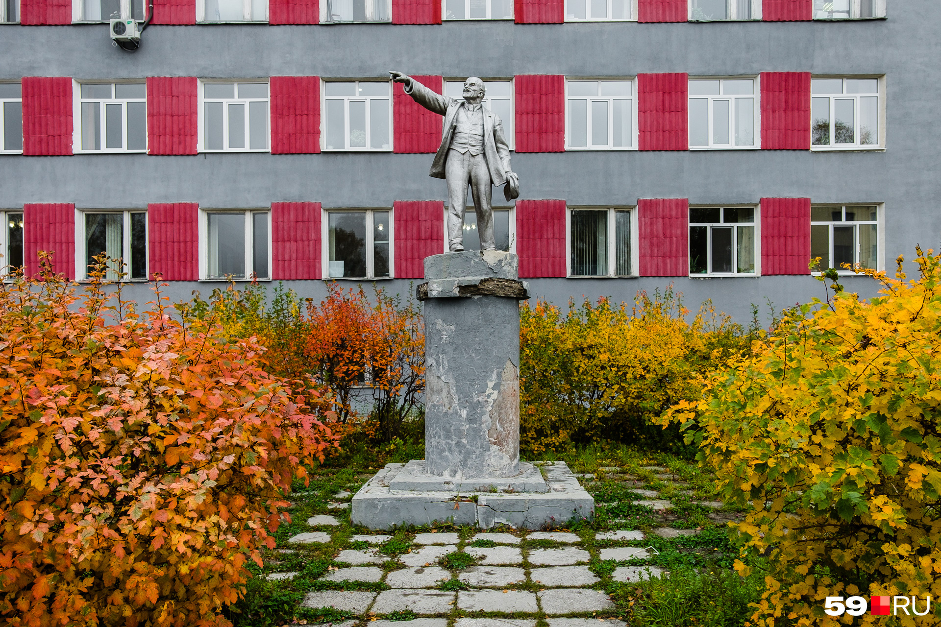 Памятник Ленину возле здания администрации в Кизеле