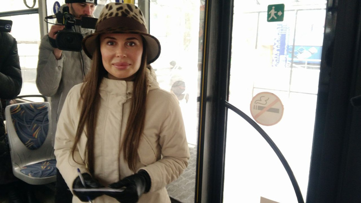 Онлайн-репортаж: красотка Юлия Михалкова пересела на трамвай и автобус ради «Экспо»