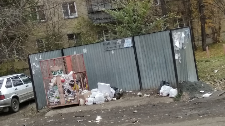 «Знаем о проблемах в двух районах»: из челябинских дворов исчезли мусорные баки