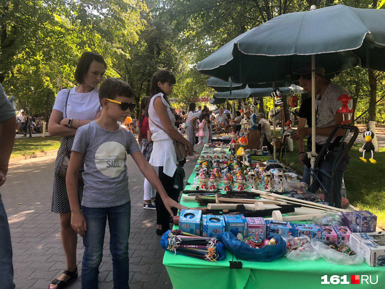 Небольшая ярмарка в сквере Небольшая ярмарка в сквере
