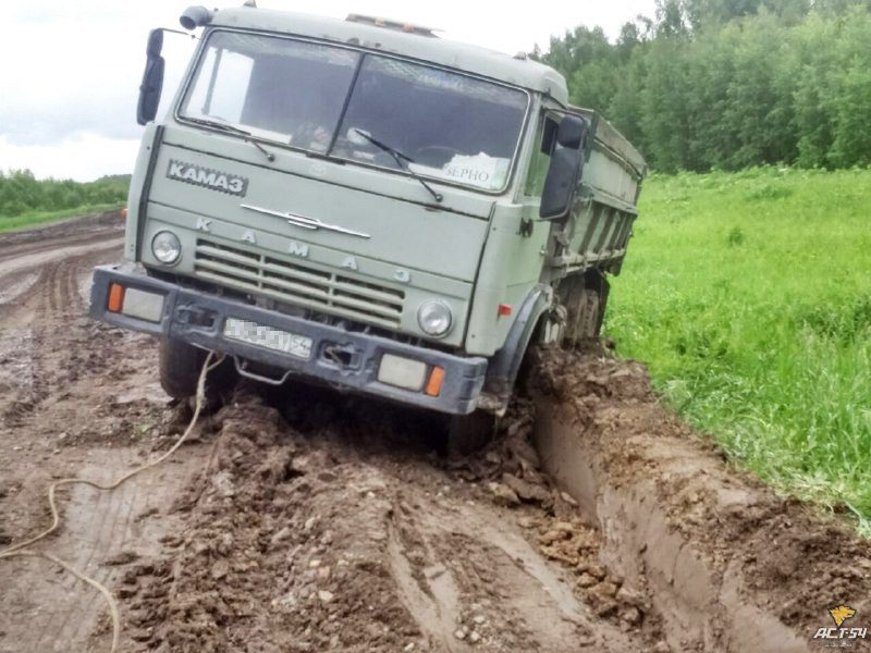 Еду на камазе и буксую в глине