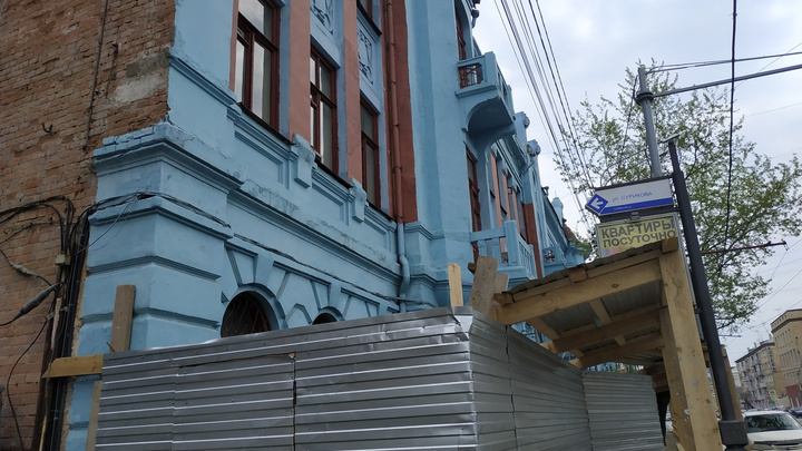 Здание главпочтамта на Ленина будут реставрировать. Зимой его красили ради Универсиады