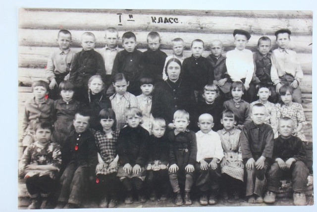 Он вернулся туда, где пошел в первый класс (правый в верхнем ряду — Василий Найденко, первоклассник быструхинской школы)