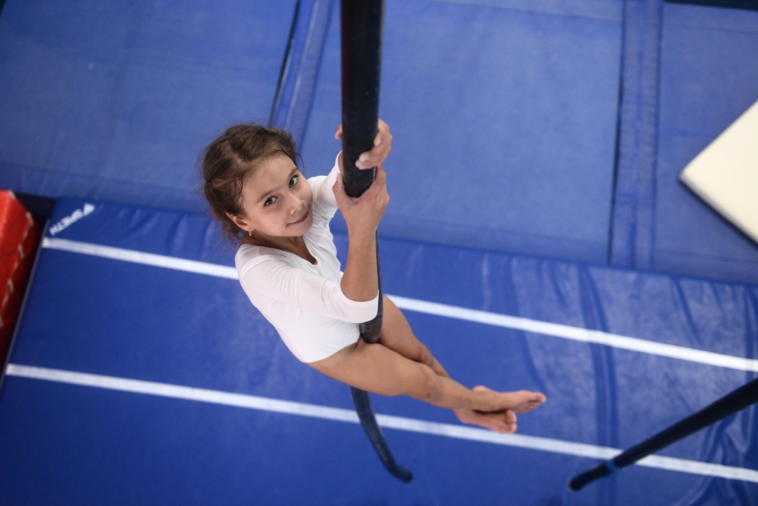 Плавание и спортивная гимнастика. Детская школа спортивной гимнастики. Школьники гимнасты. Фильм со спортивной гимнастикой в детстве. Голопопенькая девочка из школы.