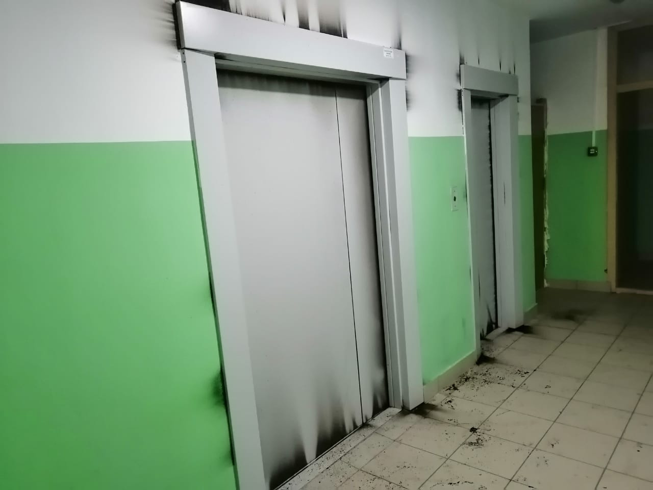 Дверь в лифтовую шахту Дверь в лифтовую шахту