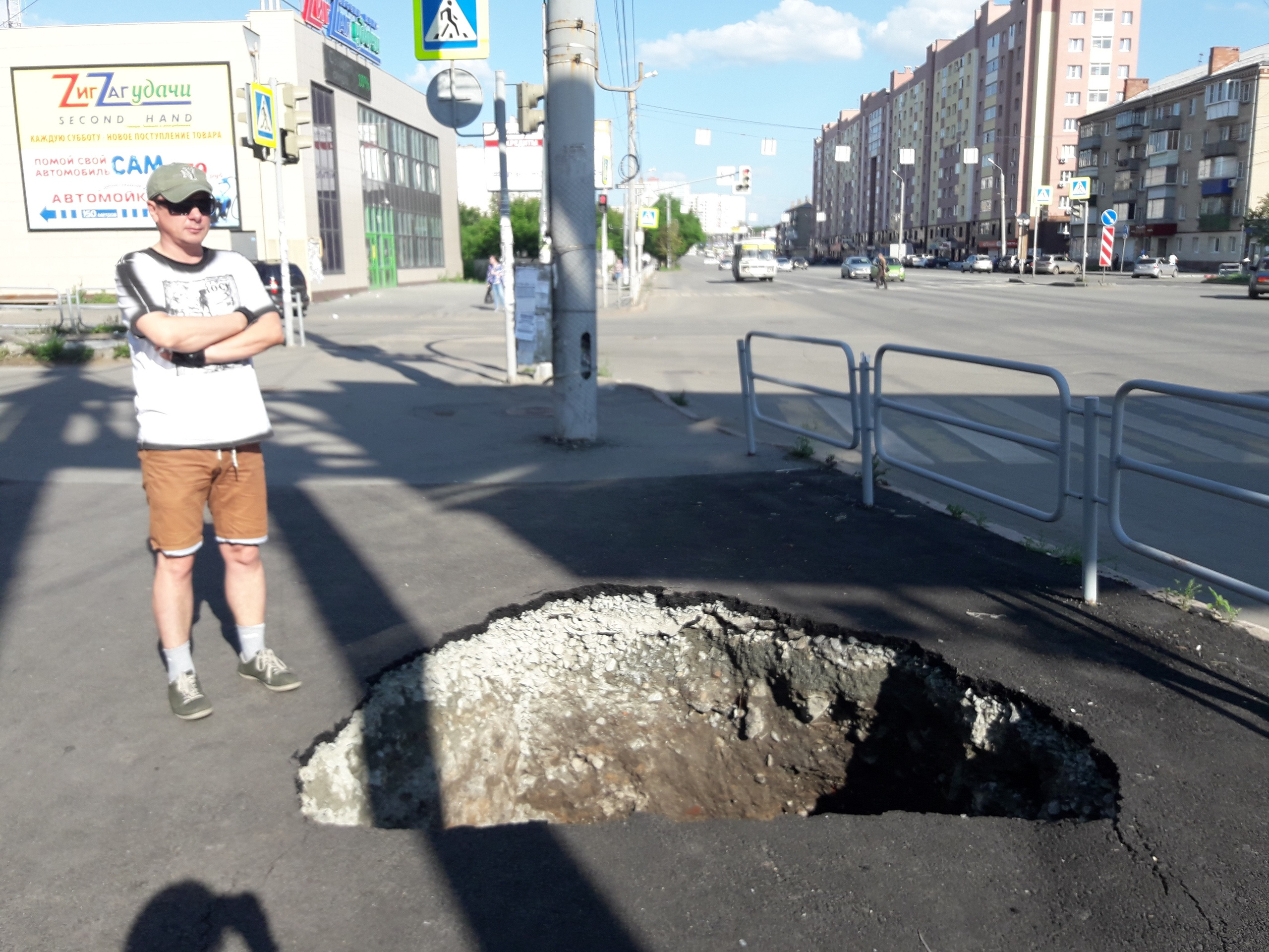 Провал случился на перекрёстке улиц Барбюса и Дзержинского