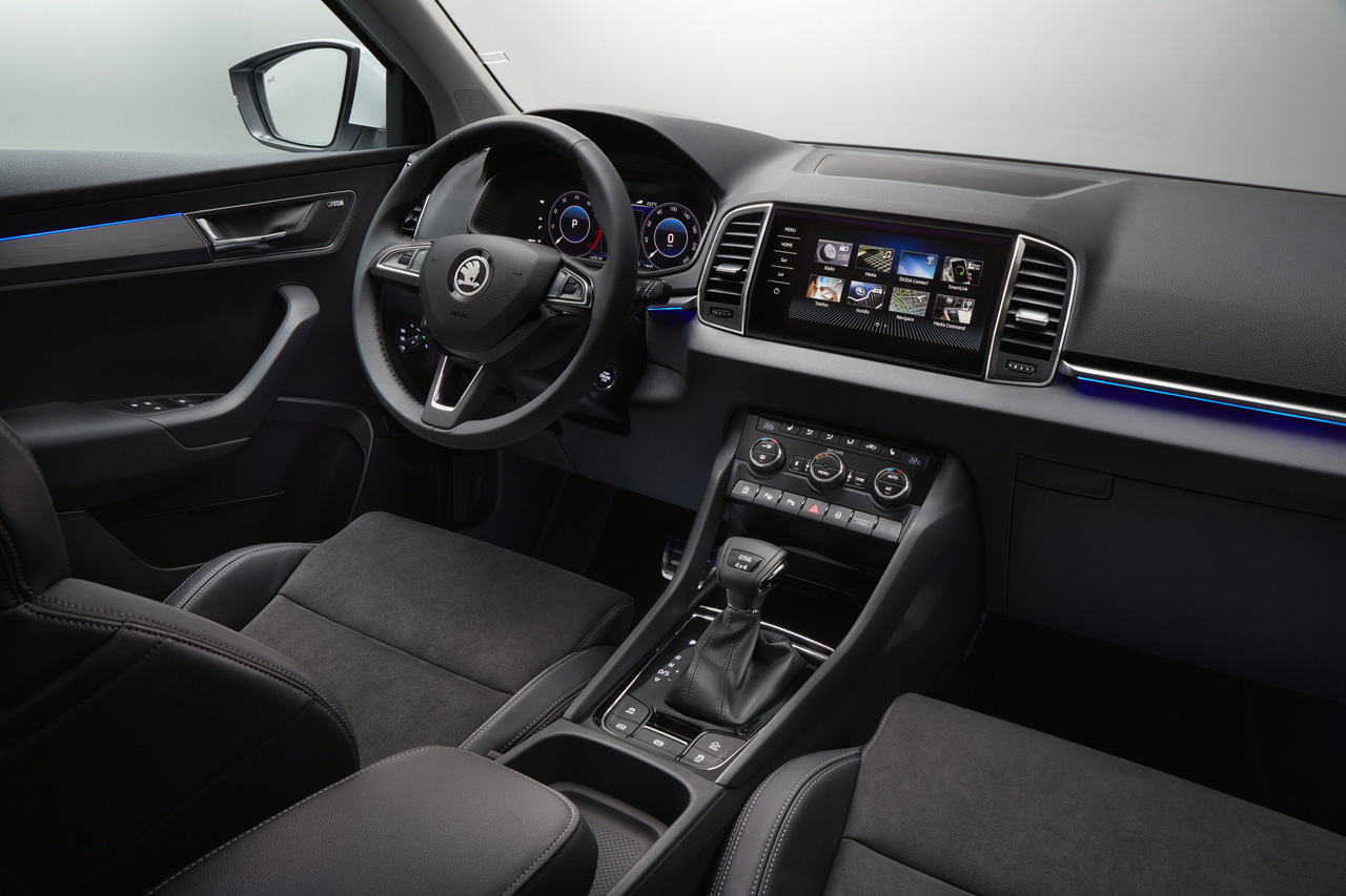 Внутри SKODA Karoq выглядит строго и по-немецки правильно Внутри SKODA Karoq выглядит строго и по-немецки правильно