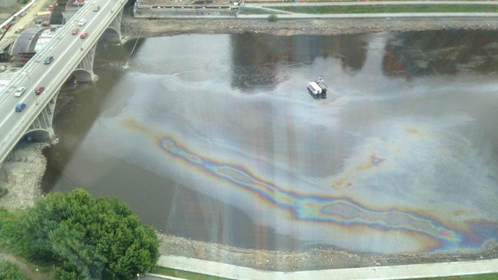 Огромное масляное пятно на Городском пруду проверили все: публикуем результаты