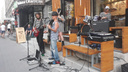 Новосибирцы столпились около кофейни в центре города, чтобы послушать бесплатный концерт